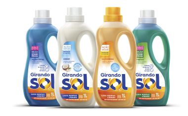 Liquid laundry detergent