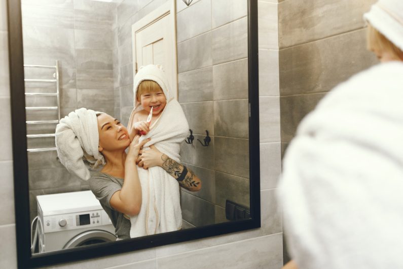 Limpeza e bem-estar no banheiro: Como criar um ambiente higiênico e relaxante | mãe e filho rindo | Girando Sol