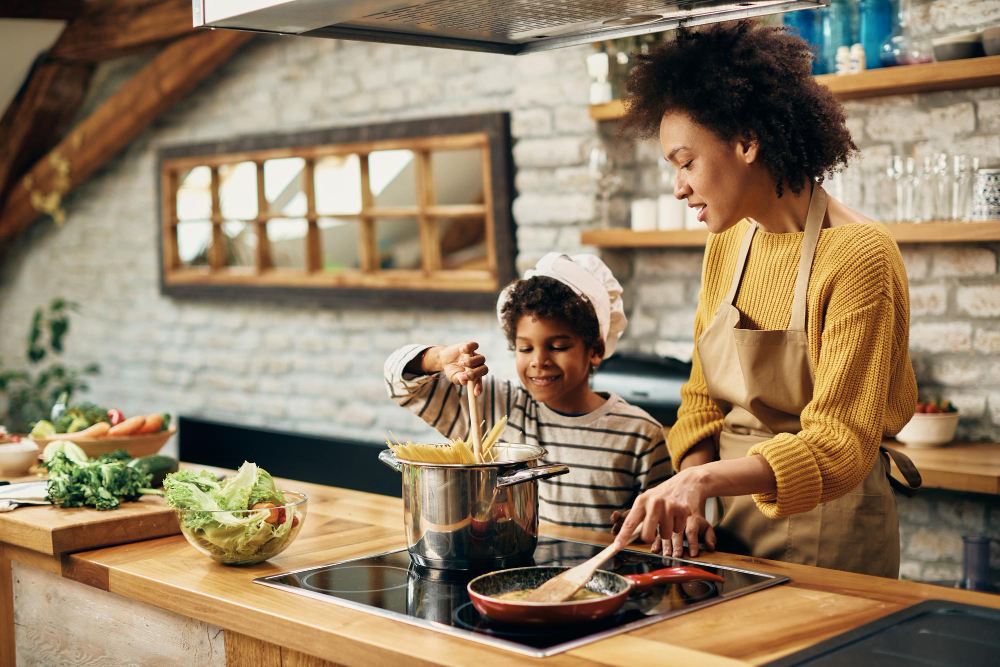 Limpeza na cozinha: Como manter o ambiente saudável?| família cozinhando | Girando Sol