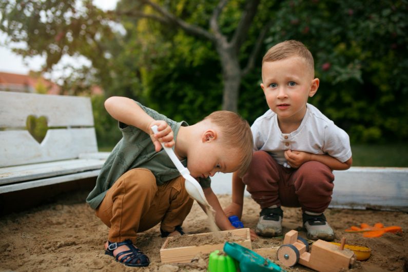 Saiba como remover mancha de terra de roupas infantis | Crianças brincando na terra | Girando Sol