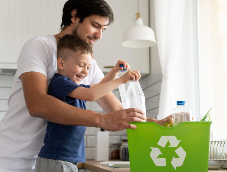 Dicas para produzir menos lixo na limpeza | Família reciclando embalagem | Girando Sol