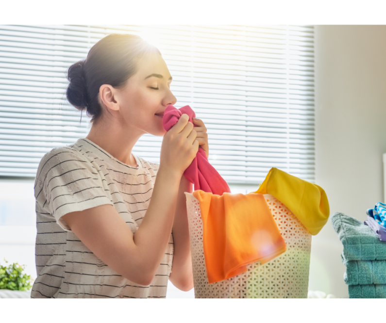 Prolongar o perfume das roupas: como fazer? | Mulher cheirando uma peça de roupa que foi lavada | Girando Sol