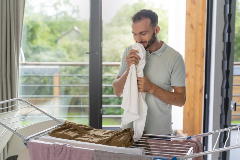 Dicas para secar roupa em apartamentos
