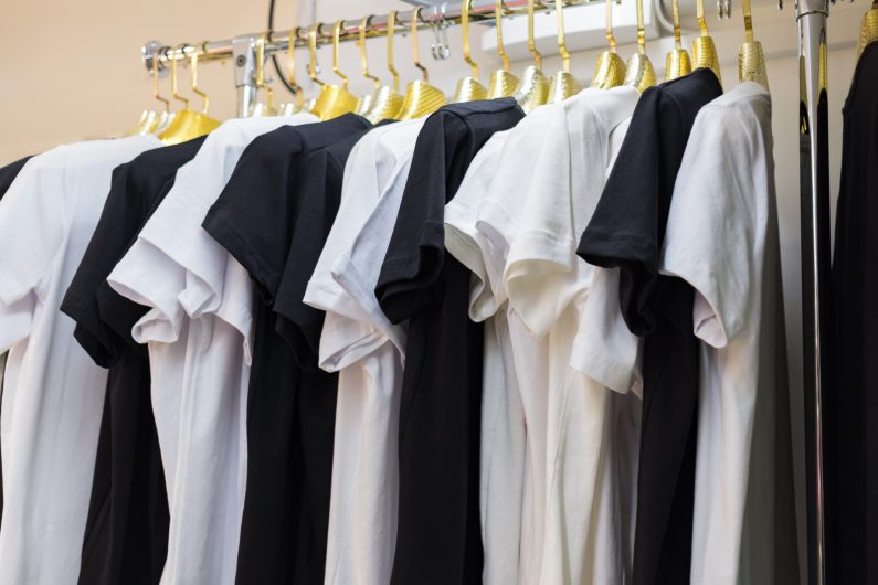 Dicas para usar amaciante concentrado em roupas claras e escuras