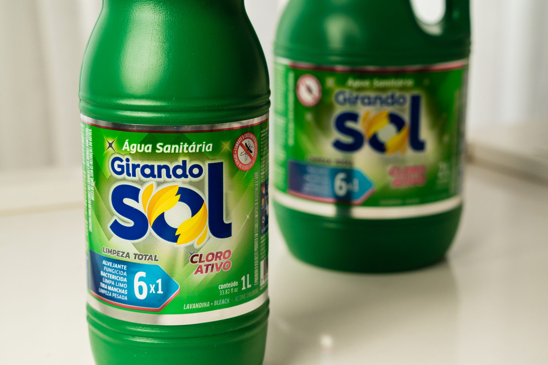 Benefícios da água sanitária na limpeza doméstica