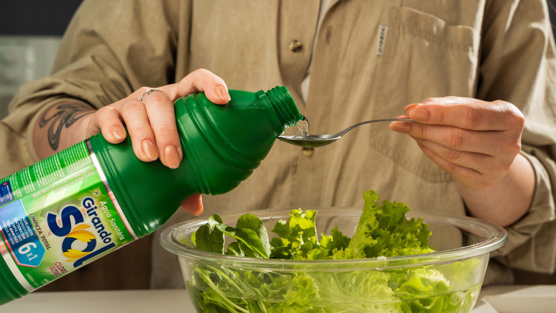 Como higienizar os alimentos com água sanitária?