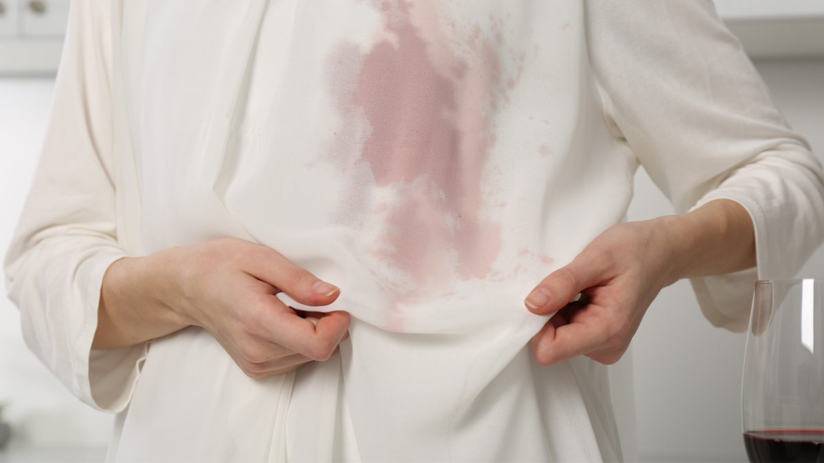 Como tirar manchas de vinho das roupas?