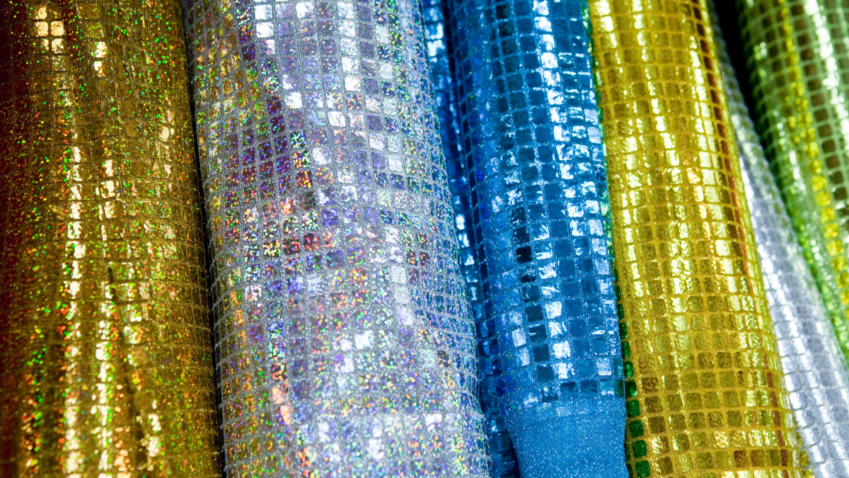Como tirar glitter das roupas no carnaval?
