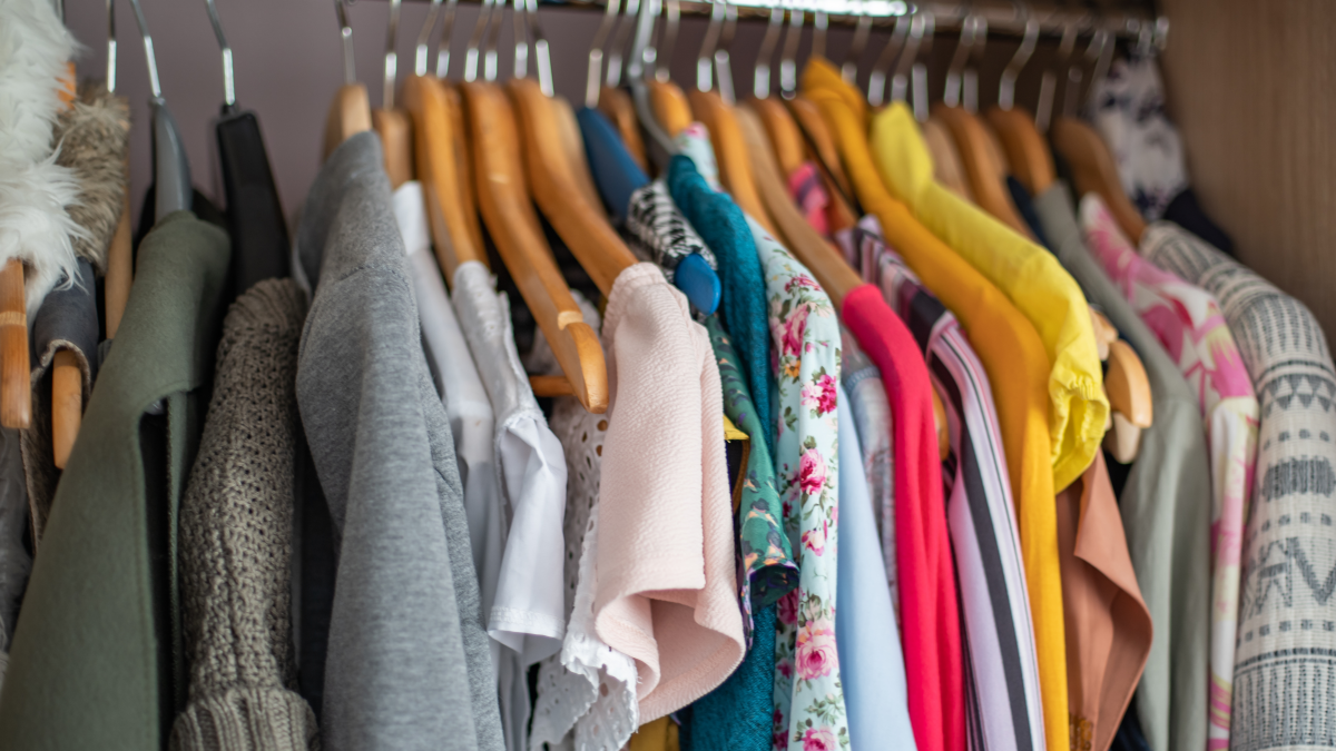 Como tirar cheiro de guardado das roupas?