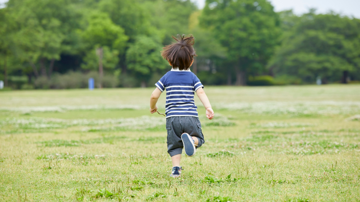 Como tirar manchas de grama e terra das roupas