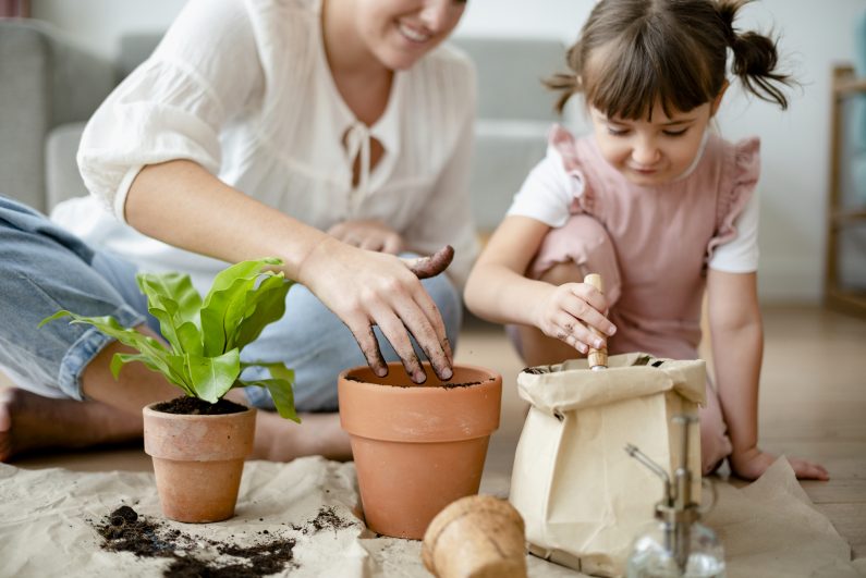 Como remover manchas de terra e grama das roupas