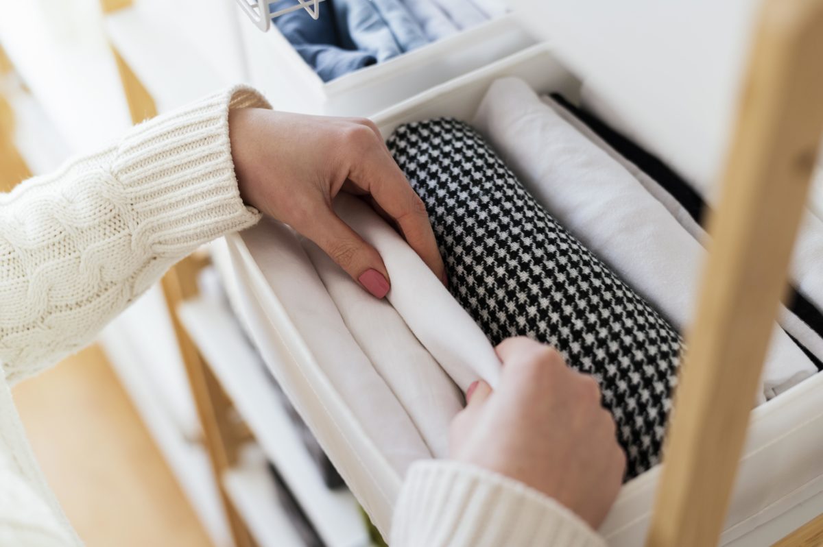 Como tirar manchas de roupas guardadas
