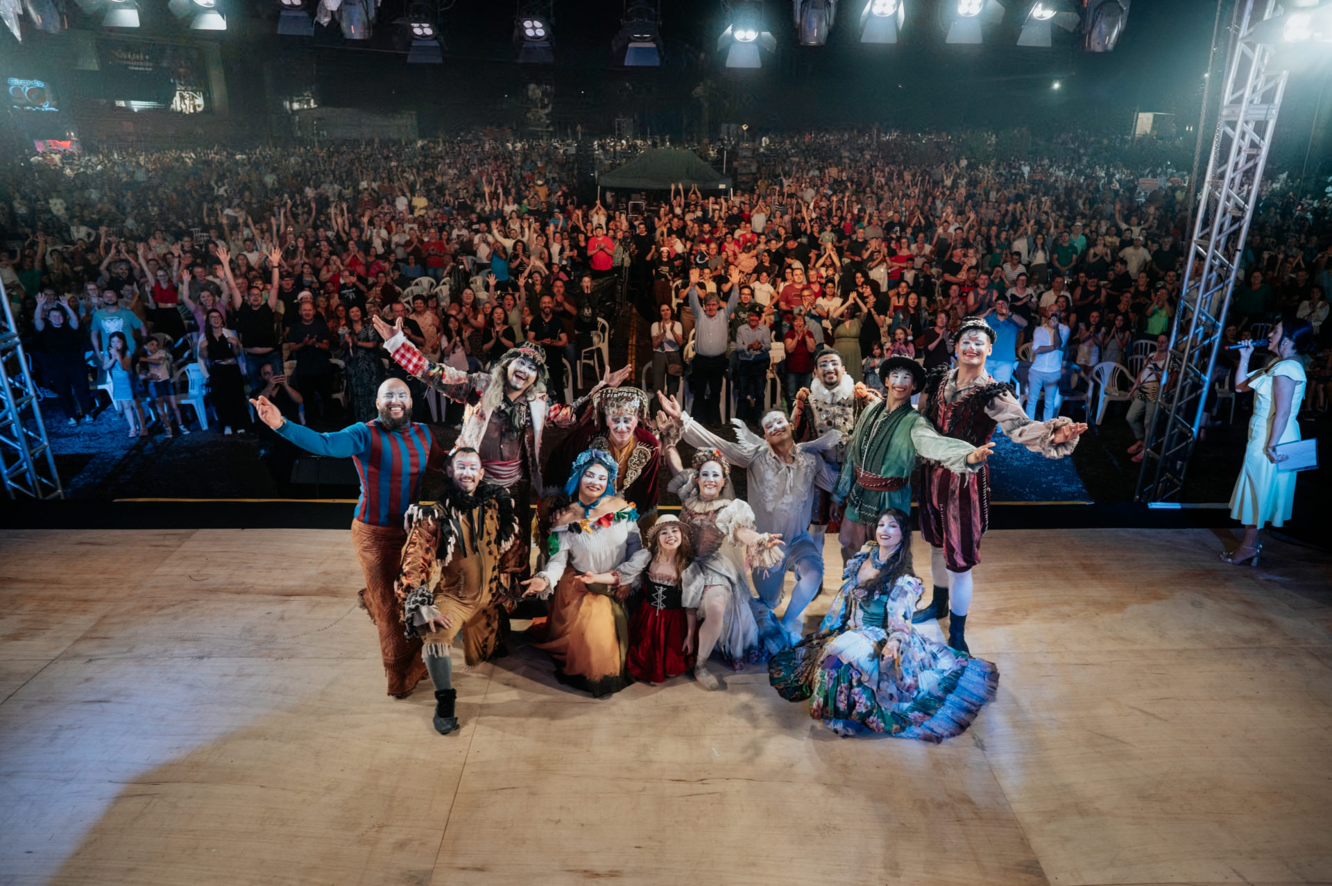 Encanto, alegria e acendimento de mais de 260 mil luzes marcam a abertura do Natal Iluminado Girando Sol