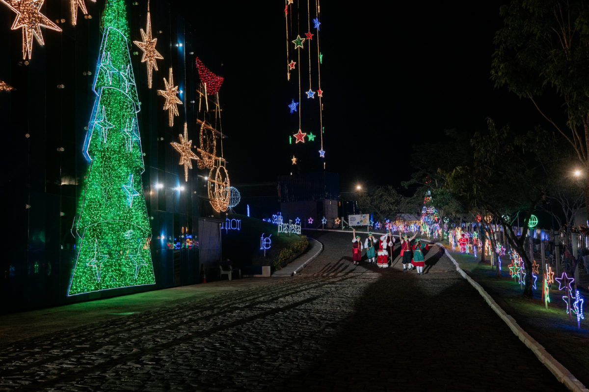Girando Sol Natal Iluminado 2025