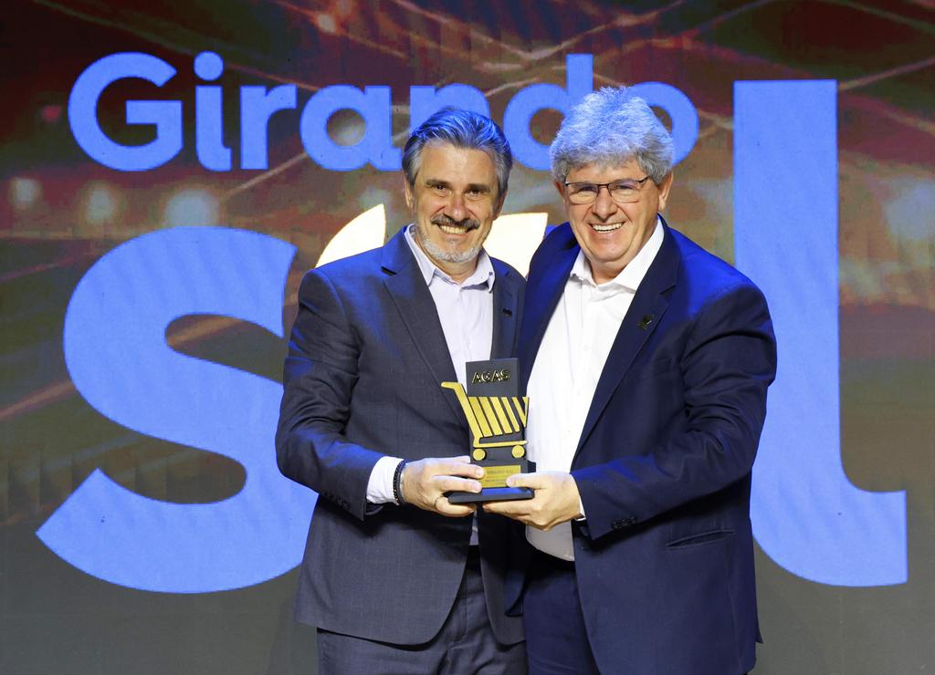 Girando Sol recebendo Premiação